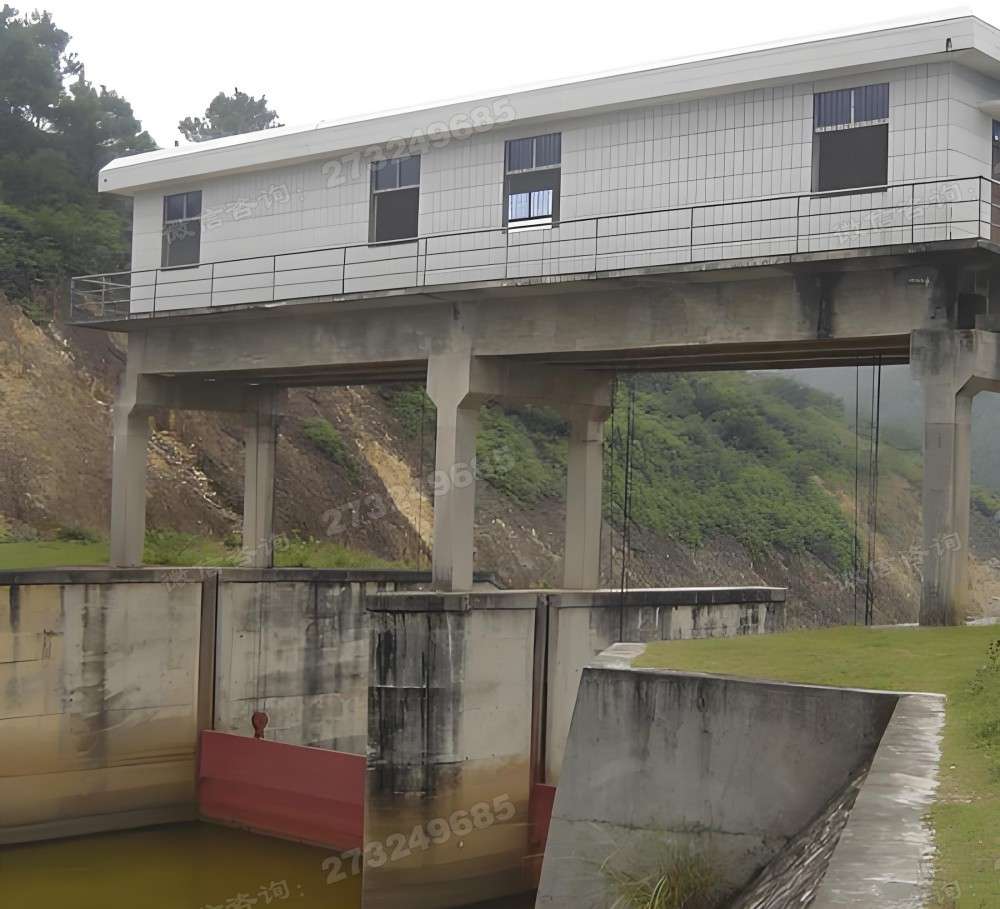 闸站平板钢制闸门 小型水利工程专用_泵站闸门_水利闸门启闭机生产厂家 闸站平板钢制闸门专为小型水利工程、农田灌溉、渠道控制等场景设计,是中小型水利工程的理想配套设备。产品采用优质钢板焊接而成,材质坚固,平板结构设计简单实用,强度高,承载能力强,价格实惠,能满足中小型排水需求。门体经过专业防腐处理,耐腐蚀耐锈蚀,使用寿命长,能在户外环境长期稳定使用,不用担心生锈腐蚀问题,维护成本低。启闭灵活,操作方便,可根据需要配置手动或电动启闭机使用。产品规格多样,支持定制特殊规格。安装简便,维护简单,省时省力。厂家直销,规格齐全,价格实惠,提供专业选型指导和安装服务。