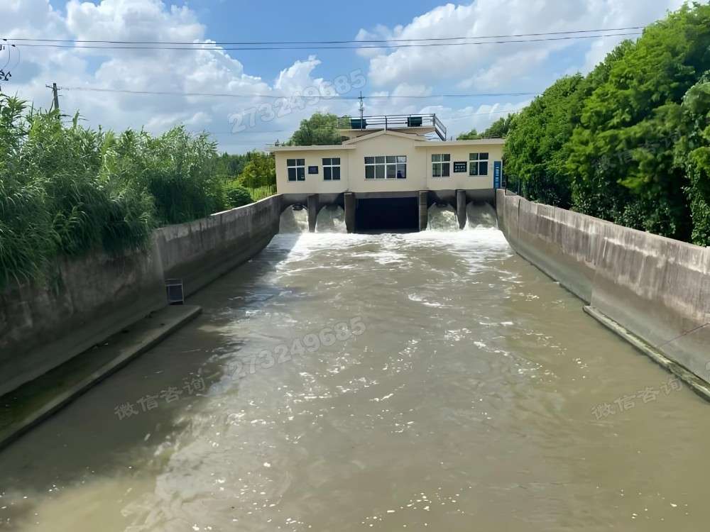 泵站泄洪排水闸门 大型排涝工程专用_泵站闸门_水利闸门启闭机生产厂家 泵站泄洪排水闸门专为大型排涝工程、河道泄洪、城市防洪等场景设计,是大中型水利工程的核心设备。产品采用钢制结构,材质坚固,强度高,承载能力强,排水量大,能有效应对大流量泄洪需求,保障水利工程安全。门体经过专业防腐处理,耐腐蚀耐锈蚀,使用寿命长,能在户外环境长期稳定使用。启闭灵活,操作方便,运行平稳。产品规格齐全,从大型到超大型都能生产,支持超大规格定制。安装简便,维护简单。厂家直销,价格实惠,提供专业选型指导和安装服务。