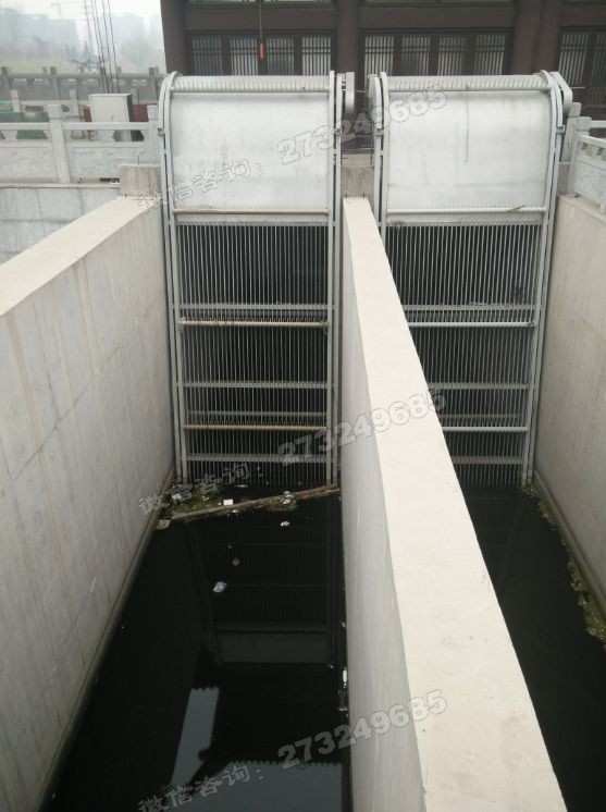 双槽回转式格栅清污机 对称布置_泵站清污机_水利闸门启闭机生产厂家 双槽回转式格栅清污机采用对称双槽设计,适用于泵站进水口、污水处理厂等双渠道场景,能同时处理两条渠道的杂物,效率高。采用优质不锈钢材质,耐腐蚀性能强。源头厂家直销,支持非标定制。