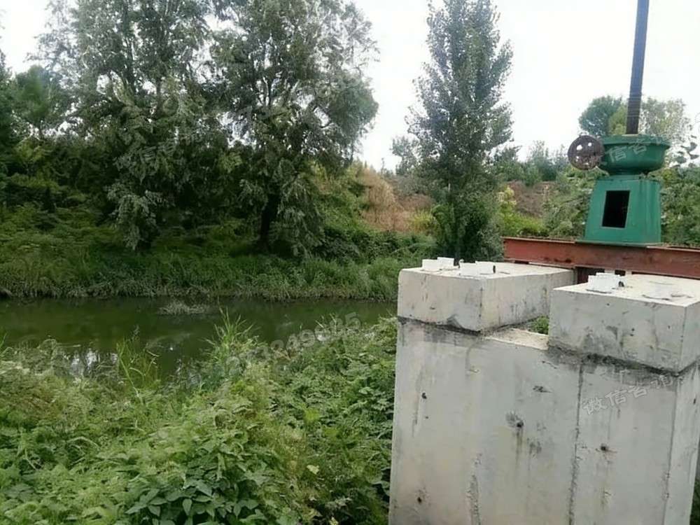 河边单吊点铸铁闸门